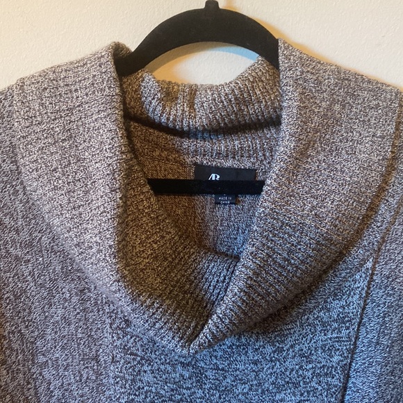 Quarter sleeve Cowl sweater - Picture 2 of 2
